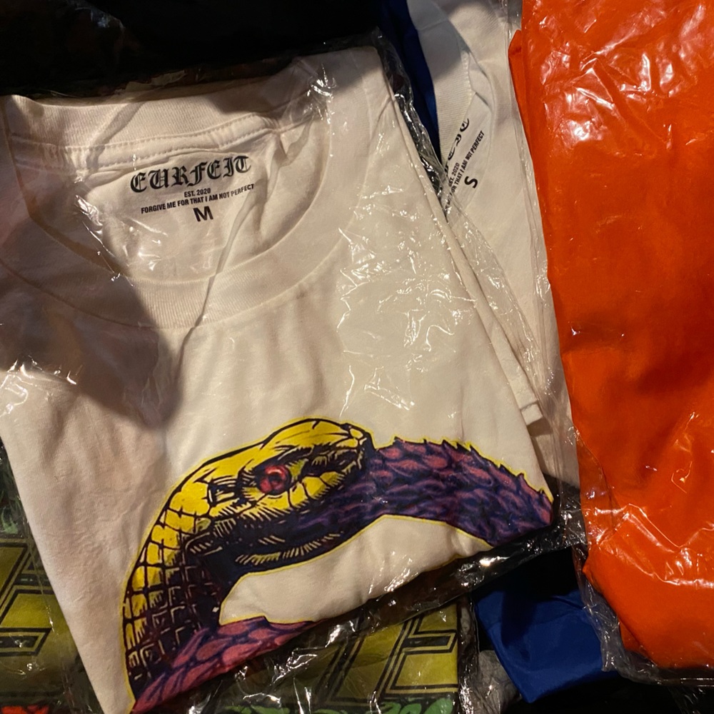 Eurfeit Designer Line Graphic Tee-Random Style - Picture 3 of 4